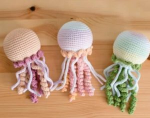 Secretaria da Mulher entrega 140 amigurumis para crianças da ONG Viver