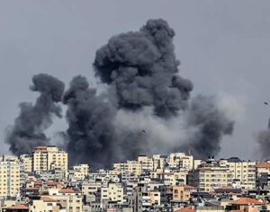 Resposta de Israel atinge hospitais, ambulância e mata enfermeira