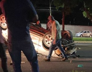 Motociclista morre após bater em carro capotado na BR-369 em Ibiporã