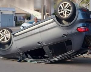 Motorista fica ferida após capotamento de carro no Centro de Londrina