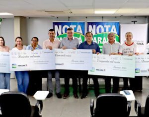 Londrinense que ganhou R$ 1 milhão no Nota Paraná recebe o prêmio