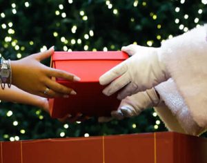 Natal: Shopping de Londrina faz ação com cartinhas para presentear crianças e idosos