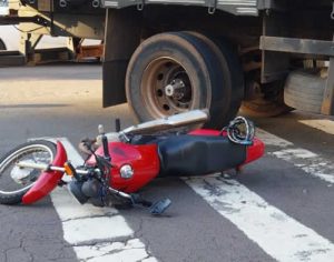 Jovem morre após ser atingido por caminhão no Centro de Londrina