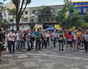 Manifestantes fazem ato em defesa da democracia no Centro de Londrina