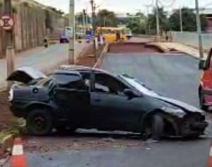 Mulher fica gravemente ferida após capotamento de carro em Londrina