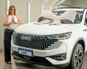 Mulher que já teve carro roubado ganha Haval H6 em sorteio de shopping de Londrina