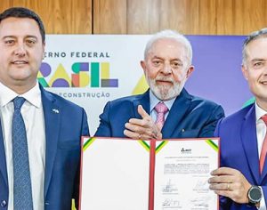 Lula e Ratinho participam de cerimônia para assinatura de contratos do pedágio