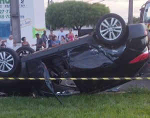 Criança fica gravemente ferida após capotamento de carro em Londrina