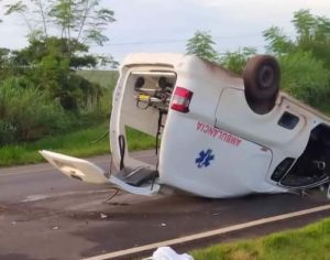 Ambulância que transportava grávida para Londrina capota na BR-369
