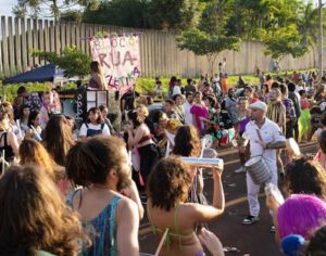Bloco de Carnaval levanta foliões na área central de Londrina neste sábado
