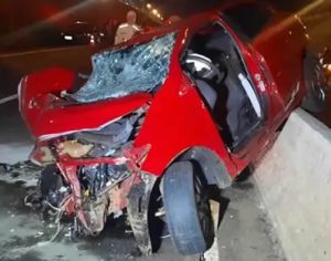 Motorista bate em base de viaduto, capota e atinge outro carro em Londrina