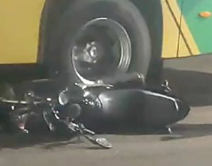 Jovem motociclista morre após ser atingido por ônibus em Londrina