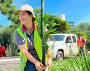 Sema realiza plantio de 130 mudas de espécies diferentes em Londrina