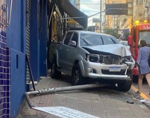 Caminhonete bate em poste de sinalização no Centro de Londrina