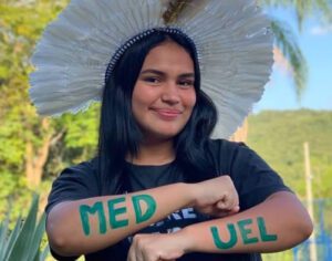 Jovem indígena é aprovada em Medicina da UEL e faz relato emocionante