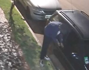 Câmera flagra ladrão furtando carro na Zona Leste de Londrina