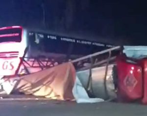 Acidente entre carro, caminhão e ônibus deixa um ferido em Londrina