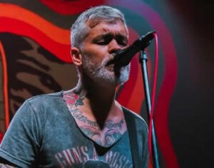 Esteban Tavares, ex-baixista da banda Fresno, faz show em Londrina