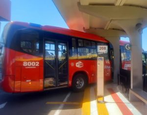Ônibus do transporte coletivo fica entalado no Terminal de Londrina