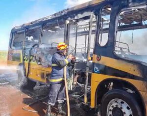 Ônibus escolar fica destruído após incêndio na região de Londrina