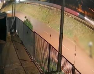 Vídeo mostra momento em que BMW atinge motocicleta em Londrina