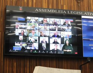 Deputados aprovam em segundo turno projeto que terceiriza escolas no PR