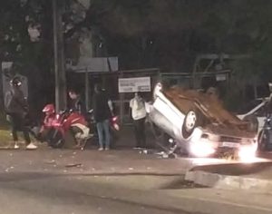 Carro capota após ser atingido por outro veículo na BR-369 em Londrina