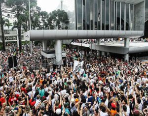 Professores iniciam greve contra terceirização de escolas no Paraná