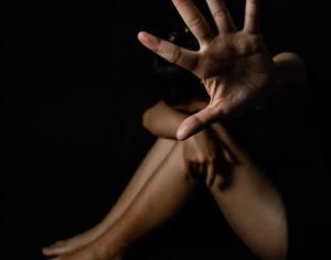 PL: mulher estuprada que abortar pode ter pena maior que estuprador