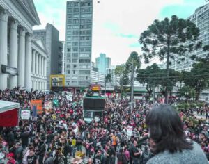 Educadores lotam ato contra terceirização de escolas em Curitiba
