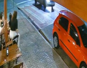 Caminhonete invade restaurante e mata mãe e filha em Ibiporã