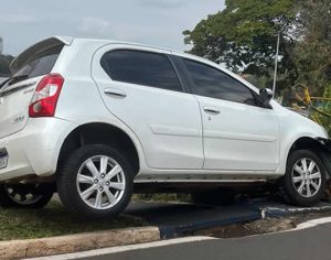 Veículo colide fortemente contra grade de proteção da Avenida Higienópolis