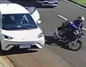 Polícia indicia passageiro que abriu porta de carro em acidente fatal