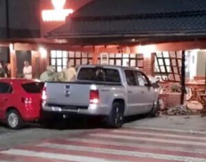 Motorista que invadiu restaurante em Ibiporã estava com CNH cassada