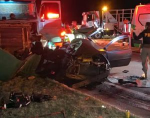 Dois homens morrem em acidente entre carro e caminhão em Ibiporã