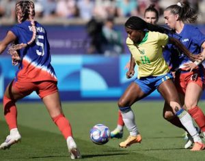 Com gol polêmico, Brasil perde para os EUA e leva prata no futebol