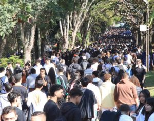 UEL recebe cerca de 20 mil estudantes na tradicional Feira das Profissões
