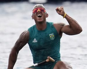 Isaquias Queiroz dá arrancada incrível no fim e leva prata no C1 1000m
