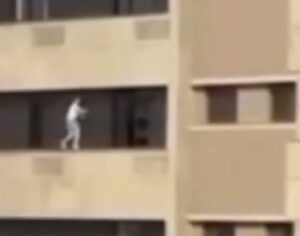 Vídeo mostra criança correndo no parapeito de prédio em Londrina