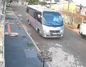 Perícia afirma que micro-ônibus que atingiu casa teve falha no freio