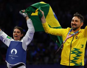 Atleta treinada por londrinense leva bronze no taekwondo em Paris