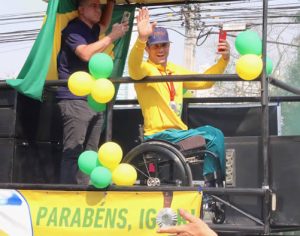 Paracanoísta Igor Tofalini é recebido com festa e homenagens em Londrina