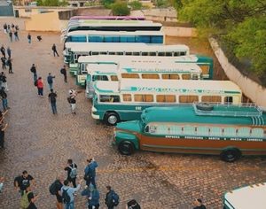 Viação Garcia reúne admiradores de ônibus com modelos históricos em Londrina