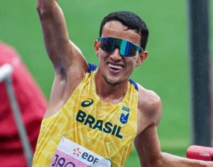 Yeltsin Jacques quebra recorde mundial e leva ouro nos 1500m em Paris
