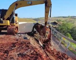 Viaduto na PR-445 tem uma marginal liberada; pista central segue fechada