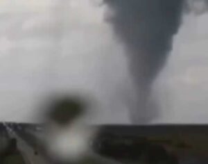 VÍDEO: primeiro tornado a frente do furacão Milton atinge região da Flórida