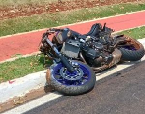Motociclista morre após sofrer grave acidente na Avenida Leste-Oeste