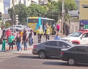 Mulher fica gravemente ferida após ser atropelada no Centro de Londrina
