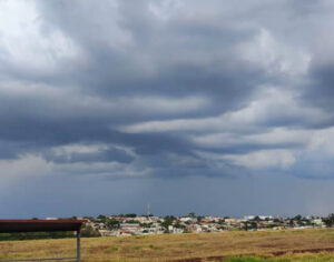 Frente fria traz chuva e mínima de 11ºC em Londrina; veja previsão