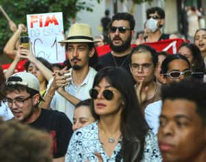Manifestantes fazem protesto pedindo fim da escala 6×1 em Londrina